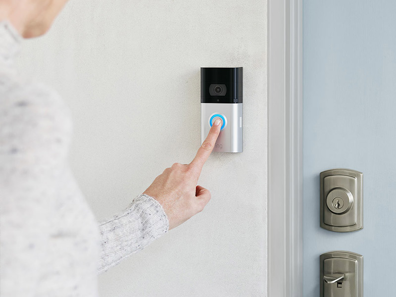 Stylisch und smart – so begrüßt die neue Ring Battery Video Doorbell Plus Deine Gäste.