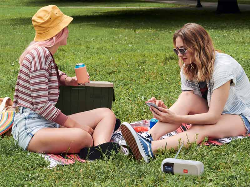 Bluetooth Lautsprecher im Park