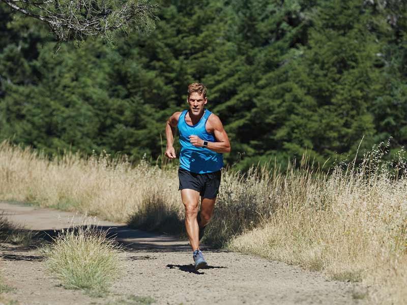 jogger mit einer fitbit