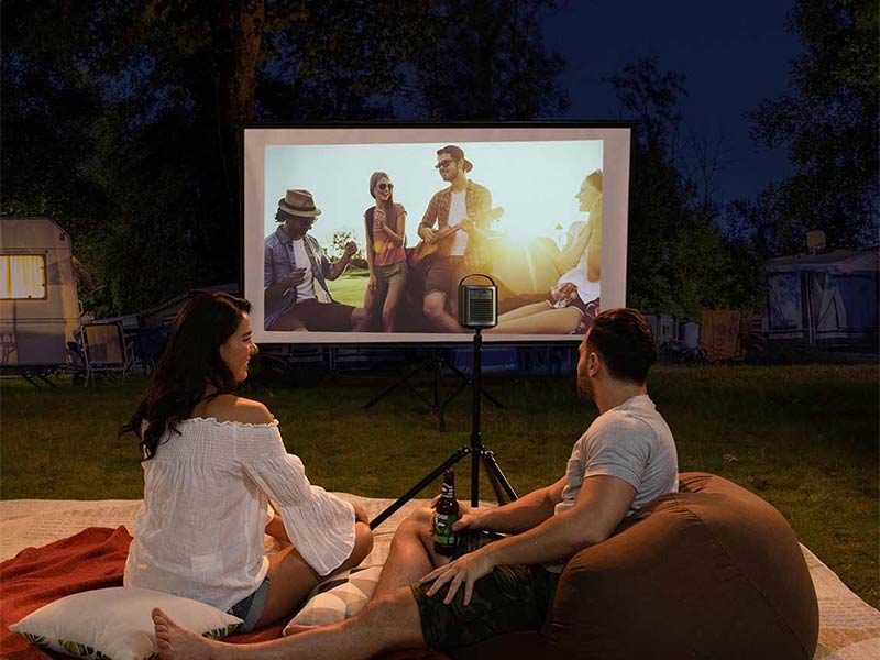 nebulamars 2 pro beamer bei einem picknick