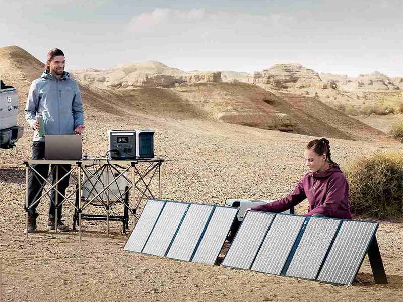 Anker Powerstation 757 mit Solarpanels im Außeneinsatz