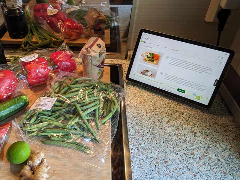 Das Pixel Tablet in der Küche zeigt das Rezept für die Zutaten
