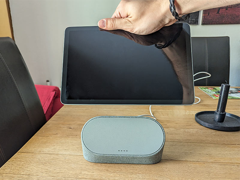 Pixel Tablet wird an Ladedock angedockt