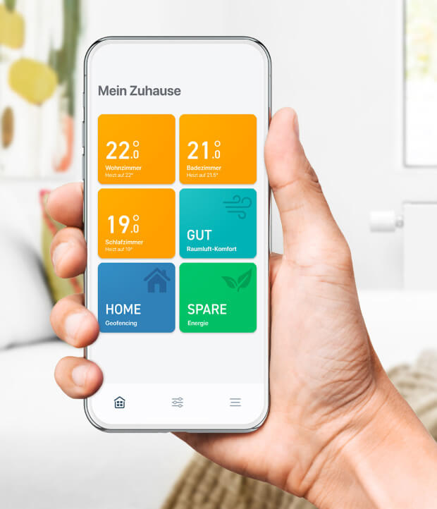 Google Nest Audio und glückliche Frau