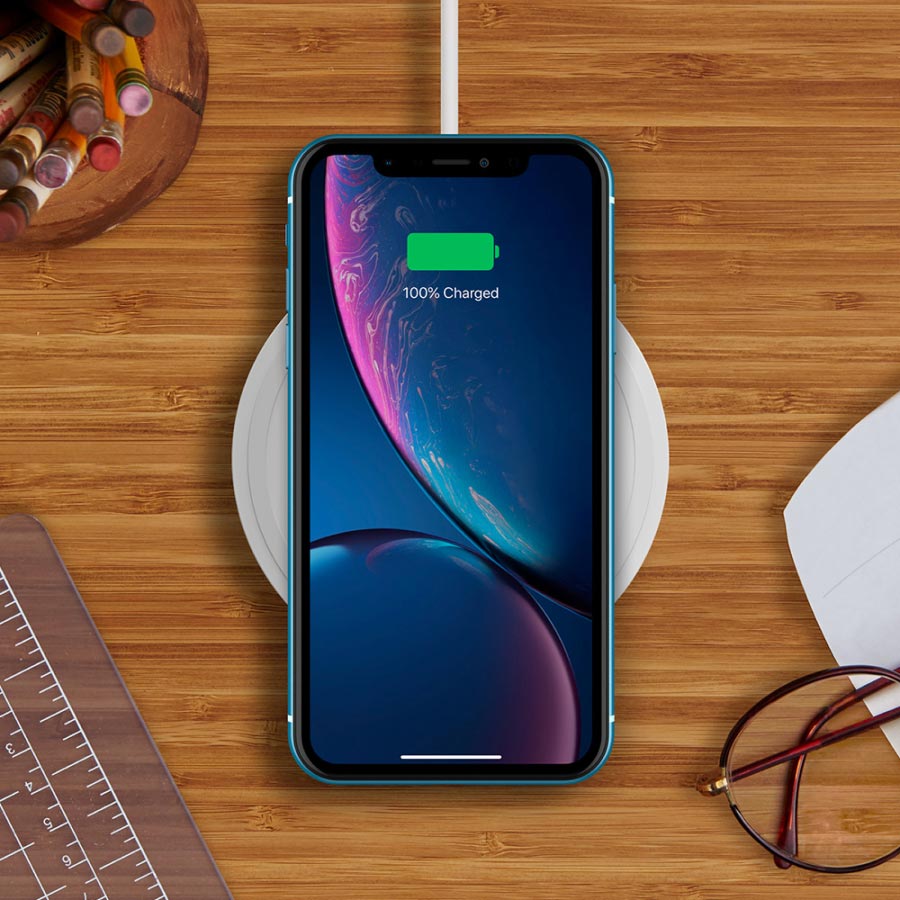 iPhone lädt auf Qi-Ladegerät