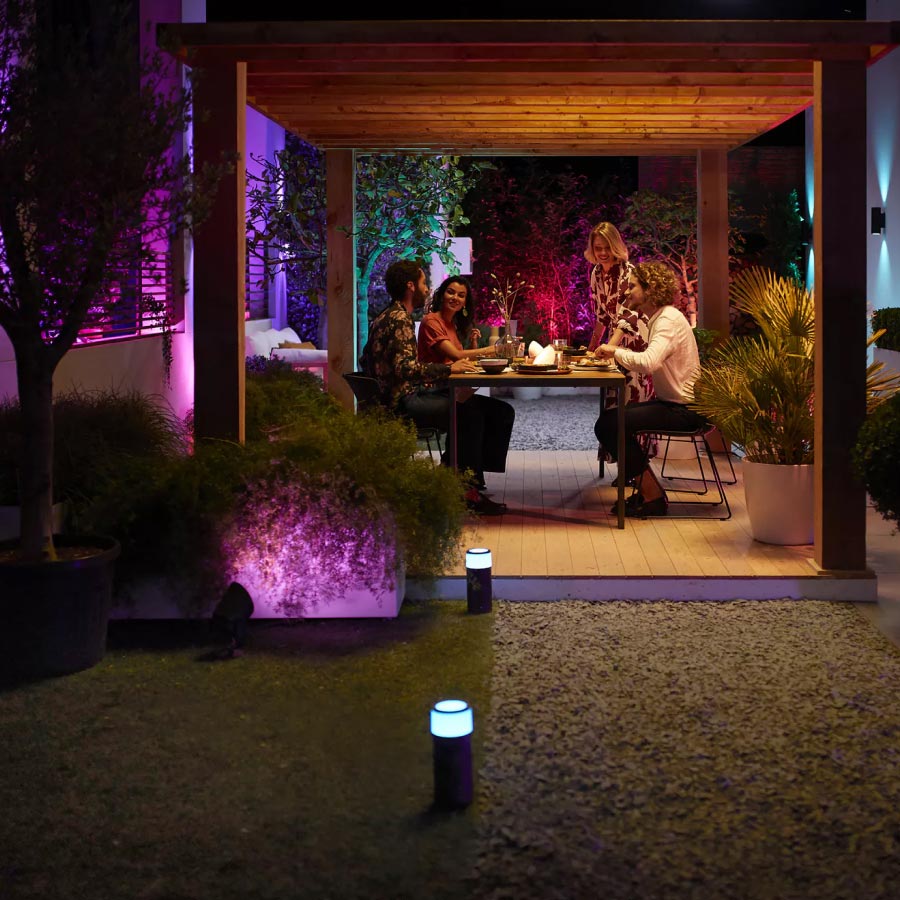 bunt beleuchteter Garten mit Philips Hue smarten Außenleuchten