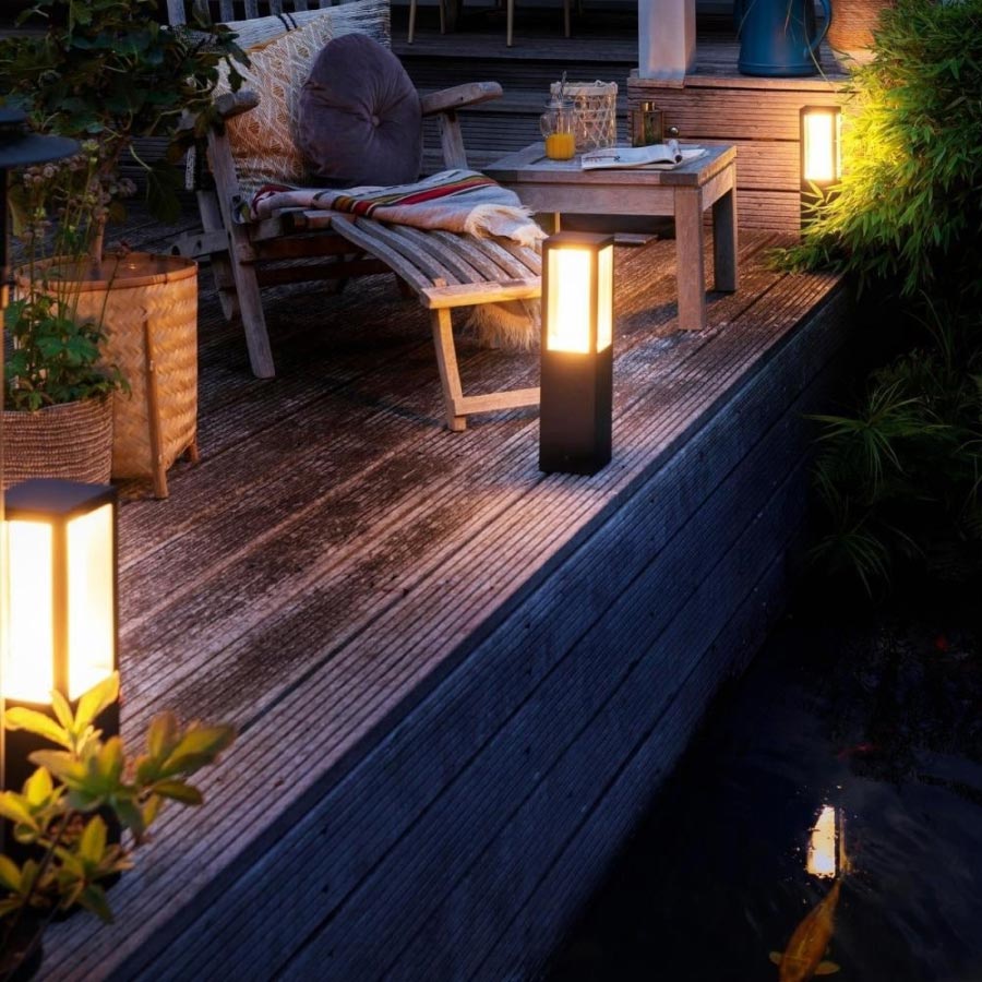 Philips Hue LED Sockelleuchte Turaco auf Terrasse