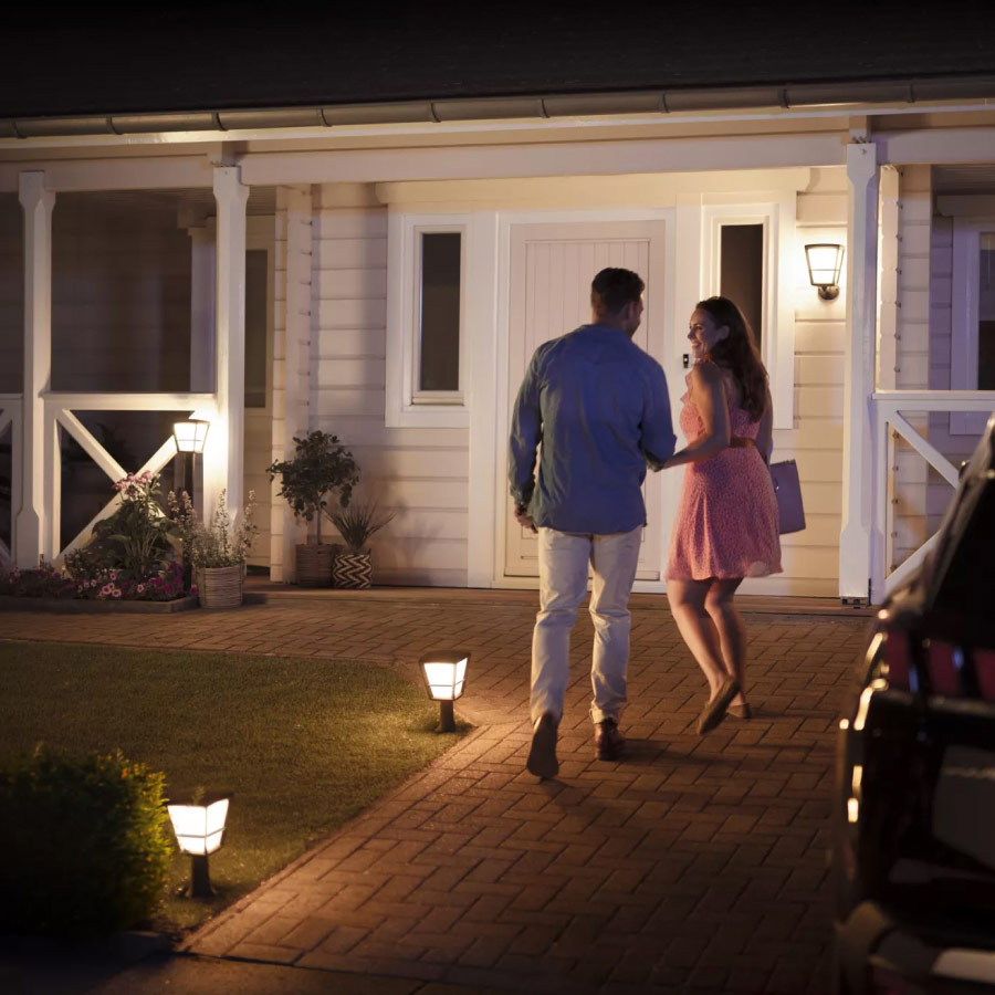 Philips Hue Econic smarte LED Sockelleuchten mit Paar vor Haus