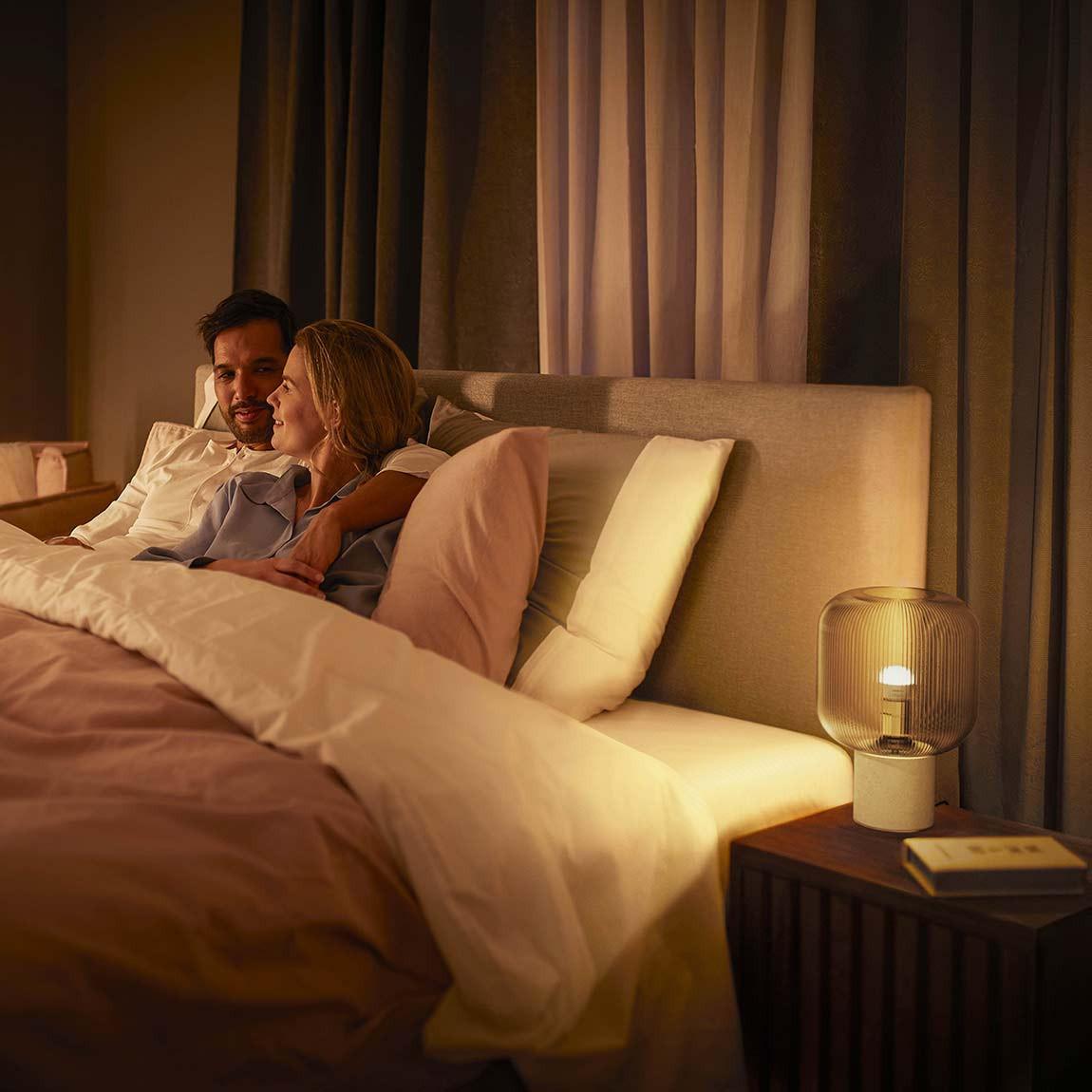Philips Hue White Ambiance Luster LED Lampe E14 - Weiß_Lifestyle